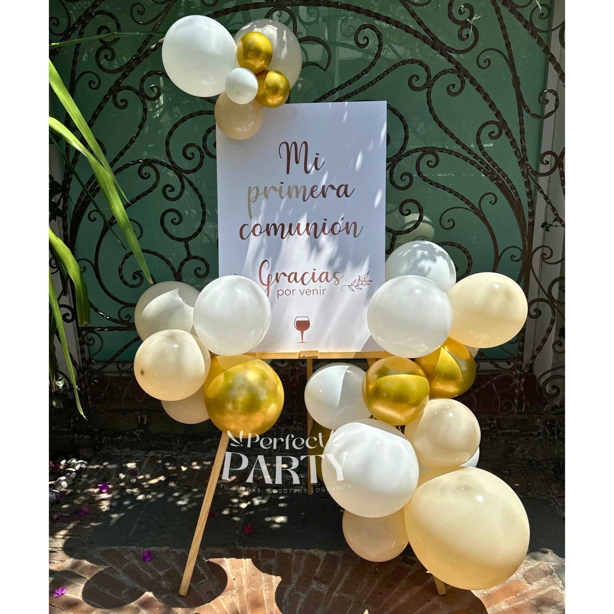 Decoración con globos para bautizo o comunión | Caballete de globos - Perfect Party